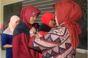 Bupati Kuningan saat melepas puluhan srikandi untuk mendaki Ciremai. 